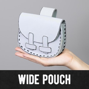 Può includere: Una pochette larga grigio chiaro con dettagli di contorno neri e due chiusure frontali. La pochette ha un lembo superiore curvo e un passante sul retro. Il testo "WIDE POUCH" è visualizzato in lettere bianche su sfondo nero.