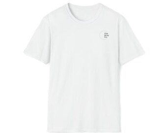 Puede incluir: Camiseta blanca de manga corta con un pequeño logotipo circular que dice "The Sleepy Co."