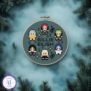 Può includere: Un telaio da ricamo a punto croce con immagini pixelate di Billie Eilish in vari outfit. Il testo "BILLIE EILISH" è centrato. Il telaio è ambientato su uno sfondo verde acqua con un effetto nebbioso e rami sempreverdi.