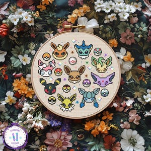 Può includere: Un telaio da ricamo a punto croce con vari personaggi Pokémon pixelati e colorati e Poké Ball. Il disegno è ambientato su un tessuto color crema all'interno di un telaio di legno. Lo sfondo è un motivo floreale.