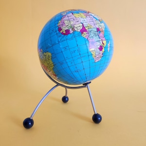 Vintage Mid-Century Metall - Globus auf Dreibein - 1960er, Jugoslawien gemarkt, 19 cm