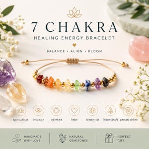 Op de afbeelding: Een 7 Chakra healing energie armband met een verscheidenheid aan kleurrijke edelstenen. De armband heeft een koord met goudkleurige kralen en edelstenen in rood, oranje, geel, groen, blauw, paars en zwart. De tekst luidt "7 Chakra Healing Energy Bracelet".