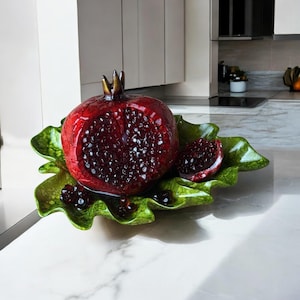 Handgefertigter Granatapfel aus Keramik - Verzierung mit roten Früchten auf grünem Blatt-Teller - Einzigartige Küche & Tischdekoration - Neues Geschenk für Zuhause