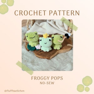 Könnte beinhalten: Häkelanleitung für drei Frosch-Lollies, ein Projekt ohne Nähen. Die Frösche sind grün und haben verschiedene Gesichtsausdrücke. Das Muster heißt "Froggy Pops No-Sew".