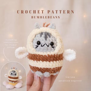Könnte beinhalten: Häkelanleitung für ein Bumblebeans Plüschtier, eine graue Katze, die ein braunes und weiß gestreiftes Bienenkostüm mit Flügeln trägt. Die Anleitung enthält Anweisungen für ein Blumenkissen. Die Anleitung ist für fortgeschrittene Anfänger geeignet.