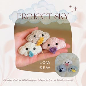 Könnte beinhalten: Drei gehäkelte Wolken-Anhänger in Rosa, Weiß und Beige mit gestickten Augen und verschiedenen Verzierungen. Die Wolken werden in einer Hand gehalten, darunter der Text "LOW SEW". Das Bild enthält auch eine Bildunterschrift mit dem Text "PROJECT SKY" und Social-Media-Handles.