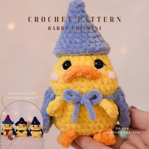 Könnte beinhalten: Ein handgehäkeltes gelbes Küken mit blauem Hut und Umhang, mit orangefarbenem Schnabel und Füßen. Der Text "CROCHET PATTERN BARRY CHICKINI" ist zu sehen. Das Bild zeigt auch drei zusätzliche Kostümoptionen.