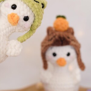 Padrão de crochê Ganso Divertido • Ganso Amigurumi de Costura Simples • Padrão para Iniciantes • Inclui Chapéu de Sapo e Fantasia de Capivara imagem 2