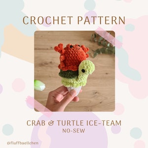 Könnte beinhalten: Häkelanleitung für ein Eis am Stiel mit einer Krabbe und einer Schildkröte. Das Muster heißt "Crab & Turtle Ice-Team No-Sew" und ist von @fluffbaellchen.