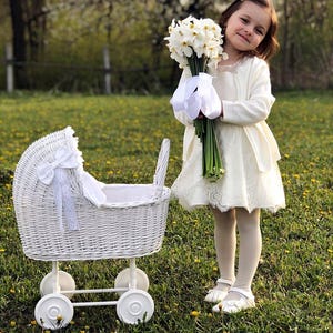 witte rieten poppenwagen handgemaakte kinderwagen op wielen babyshower retourcadeau natuurlijke rieten poppenwagen milieuvriendelijke speelgoed opbergwagen
