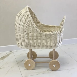 白い籐人形乳母車 車輪付きベビーカー 手作り人形ベビーカー おもちゃ収納 ベビーシャワーギフト 環境に優しい 女の子の赤ちゃんへのギフト