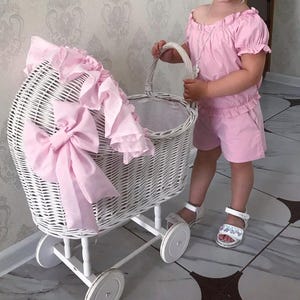 籐人形ベビーカー、手作りの白い人形ベビーカー、女の子のベビーシャワーギフト、天然籐ベビーカー、環境に優しいおもちゃ収納、裏地付きベビーカー