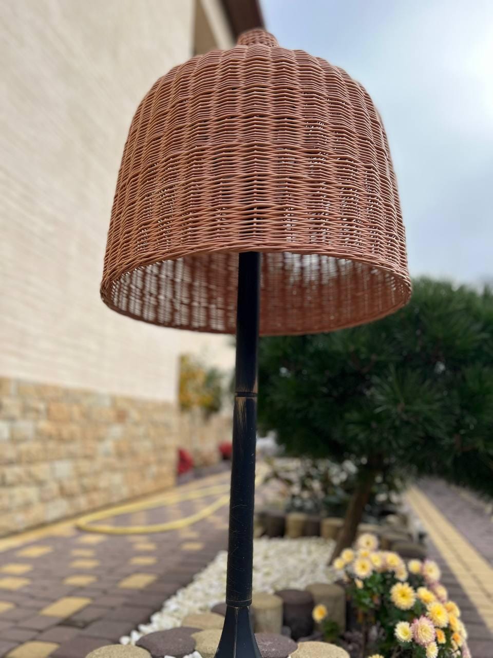 籐のランプ　花置きつき 籐のランプ花置きつき