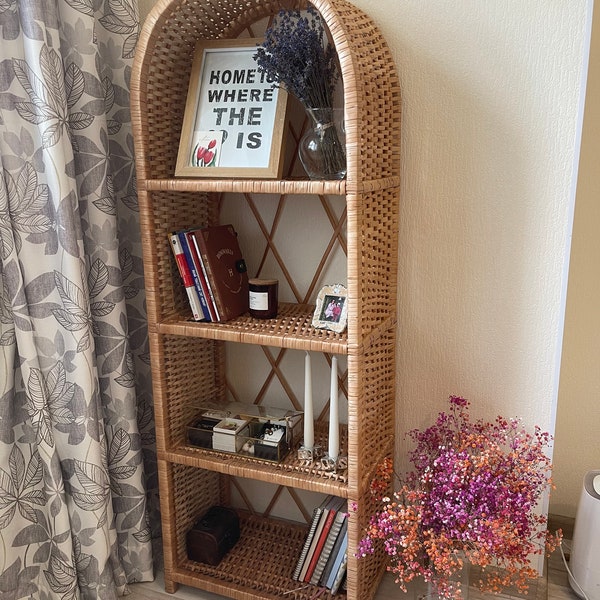 libreria ad arco in vimini, libreria in rattan, portavasi, mobili boho, scaffale ad arco in vimini, scaffale portaoggetti, portavasi in vimini naturale e rattan