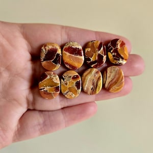Handgemaakte oorbellen van imitatiesteentjes | Warme amber en roestmarmerlook | Minimale noppen van polymeerklei