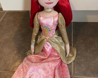 Muñeca de peluche Ariel dorada de La Sirenita de Disney Store, 15 pulgadas, rara
