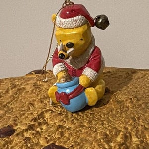 Classico natalizio Disney Winnie the Pooh con cappello di Babbo Natale e vaso di miele