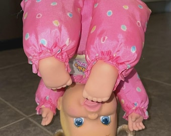 Muñeca Baby Tumbles Surprise vintage de 1995 de Toy Biz, ¡da volteretas! LEER