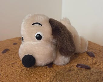 ヴィンテージ 小型 茶色 犬 ぬいぐるみ 首に黄色いリボン付き