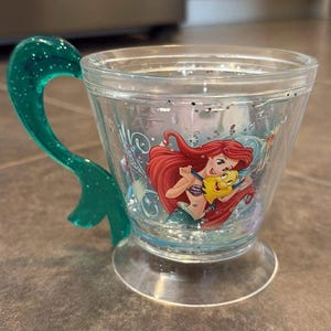 Taza de La Sirenita Ariel con asa de cola de pez, taza con purpurina para agua
