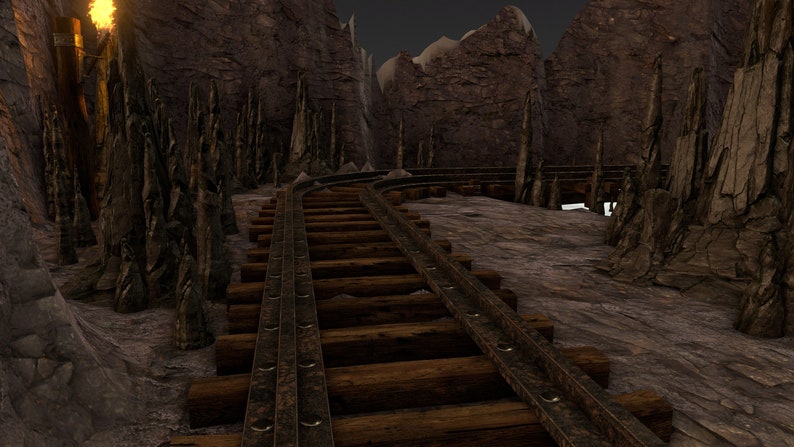Op de afbeelding: Een houten spoorweg loopt door een donkere, rotsachtige kloof. Het spoor is gemaakt van houten dwarsliggers en metalen rails. De kloofwanden zijn hoog en grillig, en er zijn veel rotsformaties langs de zijkanten.