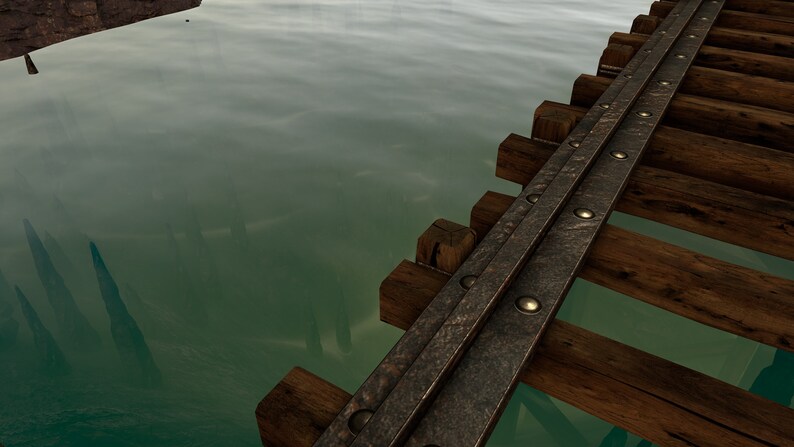 Op de afbeelding: Een close-up van een houten spoorweg over een troebel, groen waterlichaam. Het spoor is gemaakt van houten dwarsliggers en metalen rails met klinknagels. Het water is troebel en groen, en er zijn schaduwen van objecten in het water te zien.