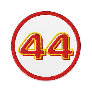 Op de afbeelding: Rode en gele geborduurde patch met het nummer 44 in een cirkel.