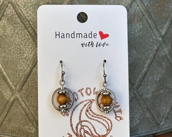 Handgjorda silverfärgade örhängen med träpärlor • Boho Rustika smycken