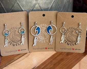 Pendientes de resina con olas y tabla de surf: joyería oceánica, regalo para amantes de la playa, pendientes colgantes costeros