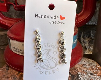 DNA-helixoorbellen – zilveren wetenschappelijke sieraden voor biologen en STEM-liefhebbers - stud