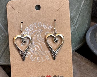Pendientes de corazón hechos a mano: joyas de amor únicas