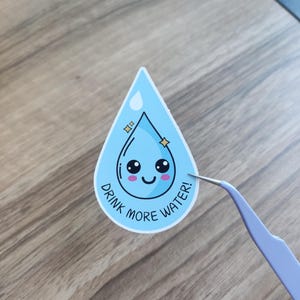 Naklejka „Pij więcej wody”, słodka naklejka motywacyjna „Pozostań nawodniony”, zabawna naklejka „Pozostań nawodniony”, zabawna naklejka na kubek „Wypij więcej wody”,