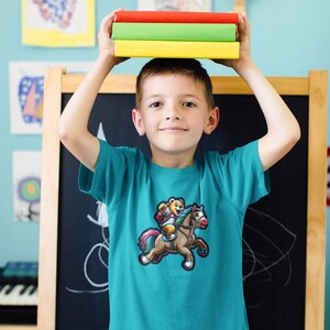 Hourra! Ours avec un cartable sur son cheval attend avec impatience l'école - T-shirt premium pour enfants pour l'inscription à l'école et la rentrée