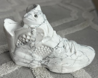 Escultura de zapato de howlita auténtica (12,7 x 7,6 x 4,3 cm)