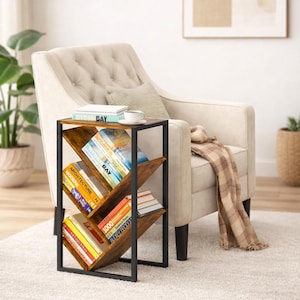 Puede incluir: Una estanter&iacute;a marr&oacute;n y negra con un dise&ntilde;o angular &uacute;nico. La estanter&iacute;a est&aacute; llena de libros de varios colores y tama&ntilde;os. El marco es negro y los estantes son de madera. Un sill&oacute;n blanco y una alfombra est&aacute;n en el fondo.
