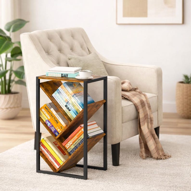 Puede incluir: Una estanter&iacute;a marr&oacute;n y negra con un dise&ntilde;o angular &uacute;nico. La estanter&iacute;a est&aacute; llena de libros de varios colores y tama&ntilde;os. El marco es negro y los estantes son de madera. Un sill&oacute;n blanco y una alfombra est&aacute;n en el fondo.