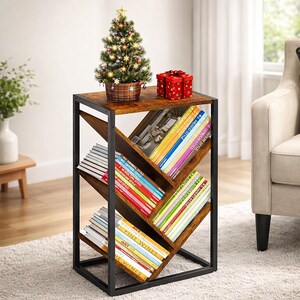 Puede incluir: Una estanter&iacute;a marr&oacute;n y negra con un &aacute;rbol de Navidad y una caja de regalo roja en la parte superior. La estanter&iacute;a tiene estantes en &aacute;ngulo llenos de libros coloridos. El marco es de metal negro.