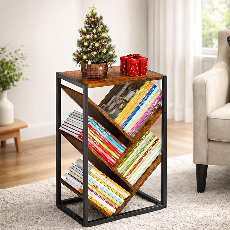 Puede incluir: Una estanter&iacute;a marr&oacute;n y negra con un &aacute;rbol de Navidad y una caja de regalo roja en la parte superior. La estanter&iacute;a tiene estantes en &aacute;ngulo llenos de libros coloridos. El marco es de metal negro.