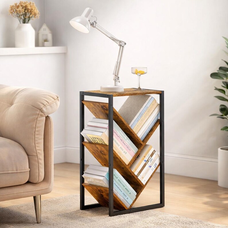 Puede incluir: Una estanter&iacute;a marr&oacute;n y negra con un dise&ntilde;o &uacute;nico en forma de &aacute;rbol. La estanter&iacute;a tiene cuatro estantes angulados llenos de libros. Una l&aacute;mpara de escritorio blanca y un vaso de l&iacute;quido est&aacute;n encima de la estanter&iacute;a.