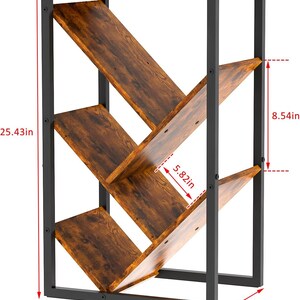 Puede incluir: Un botellero de madera con estructura de metal negro. El botellero tiene estantes angulados de madera marr&oacute;n, con dimensiones de 38 cm de ancho, 27,6 cm de profundidad y 64,6 cm de alto. La profundidad del estante es de 14,8 cm.
