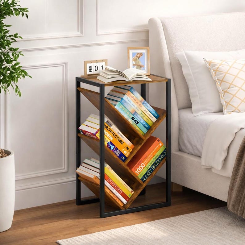 Puede incluir: Una estanter&iacute;a moderna marr&oacute;n y negra con un dise&ntilde;o en zigzag &uacute;nico. La estanter&iacute;a est&aacute; llena de libros coloridos y tiene una peque&ntilde;a mesa. El marco es negro y los estantes son de madera.