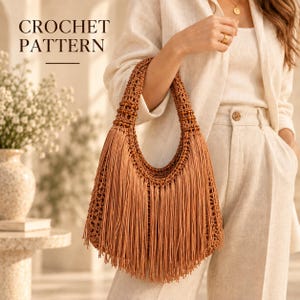 Op de afbeelding: Een beige gehaakte handtas met dichte franjes aan de onderkant, een geweven rasterpatroon en een handvat versierd met kleine houten kralen. De tekst CROCHET PATTERN is zichtbaar in de linkerbovenhoek van de afbeelding.