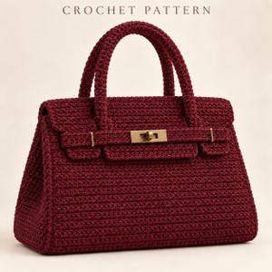 Puede incluir: Un bolso de ganchillo color burdeos intenso con silueta estructurada, dos asas superiores y un cierre giratorio metálico dorado en el centro de una correa horizontal. El texto CROCHET PATTERN aparece en una fuente sencilla sobre el bolso.