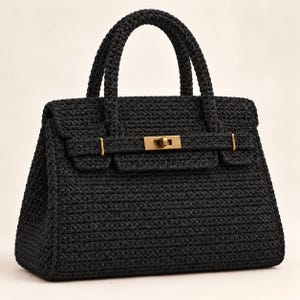 Peut inclure: Un sac à main noir réalisé avec une texture crochetée dense. Le sac présente deux poignées supérieures robustes, une fermeture à rabat structurée et un mécanisme de verrouillage tournant en métal doré vieilli sur une sangle horizontale.