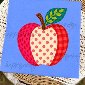 Könnte beinhalten: Bunte Apfel-Illustration auf blauem Hintergrund. Der Apfel hat rot- und rosafarbene Musterbereiche, eine cremefarbene, gepunktete Mitte, einen braunen Stiel und ein grünes Blatt mit gelben Akzenten. Das Wort "happyandgo" ist kursiv geschrieben.