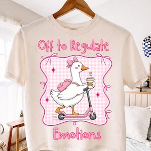Para regular las emociones PNG, diseño divertido de patinete de ganso, humor sobre salud mental PNG, gráfico de café de pato lindo, camiseta de autocuidado para terapeutas