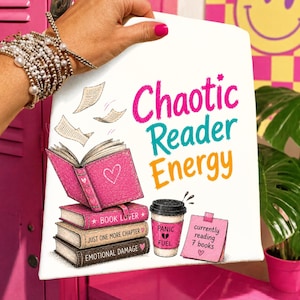 Könnte beinhalten: Ein weißes, rechteckiges Grafikdesign mit dem Text "Chaotic Reader Energy" in Pink, Türkis und Orange. Darunter befinden sich gestapelte Bücher, eine Kaffeetasse und ein Haftzettel. Die Bücher sind rosa und braun.