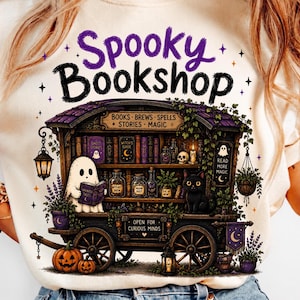 Könnte beinhalten: Ein cremefarbenes T-Shirt mit einer Grafik eines mobilen Bücherwagen-Ladens und dem Text Spooky Bookshop. Die Illustration zeigt ein lesendes Gespenst, eine schwarze Katze, Kürbisse, Zaubertrankflaschen und Regale voller Bücher.