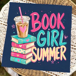 Könnte beinhalten: Druck auf marineblauem Hintergrund mit dem Schriftzug "BOOK GIRL SUMMER" in Pink, Türkis und Gelb. Das Bild zeigt einen Stapel Bücher mit Herzen und ein Kaffeegetränk mit einem rosa Herzen.