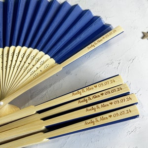 Royalblau Fächer Personalisierter Seidenfächer mit Seidenbeutel, Faltender Handfächer Hochzeit Braut Gastgeschenke Sommer Hochzeit Braut Hochzeitsgeschenk Hochzeit